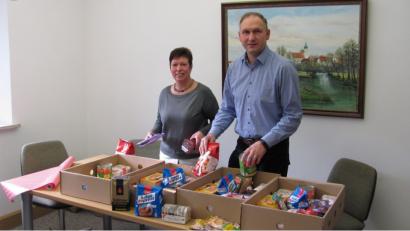 Bild: sei
Ulla Kammerer (links) packte mit Ehemann und stellvertretendem Bürgermeister Richard Kammerer zusätzliche Lebensmittelpakete für bedürftige Familien in Mantel.