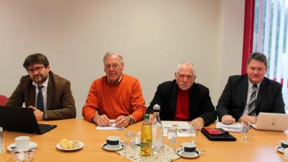 Bild: stg
Die Verantwortlichen der Neue Energien West eG - v.l. Wolfgang Haberberger, Helmuth Wächter, Udo Greim und Bernhard Schmidt - wehren sich gegen die Attacken der Windkaft-Gegner, die sich in einer Bürgerinitiative zusammengeschlossen haben.