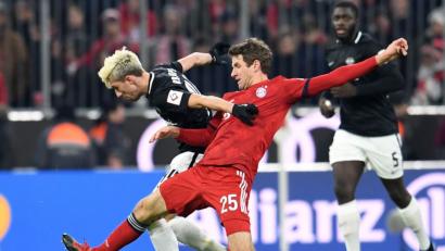 Bild: agentur_dpa
Kampf war Trumpf in der Allianz-Arena am Mittwochabend. Thomas Müller (rotes Trikot) und seine Bayern rangen RB Leipzig um Kevin Kampl nach intensiven 90 Minuten nieder.