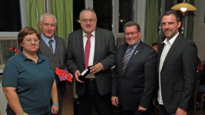 Bild: Dobmeier
Sport ist gelebte Integration, lobt Bürgermeister Lothar Höher (Mitte) beim Stadtverband für Leibesübungen. Vizepräsidentin Andrea Glaubitz (links) dankt SfL-Präsident Reinhard Meier (Zweiter von links) mit einem Gutschein. Christian Meiler (rechts) koordinierte die neuen Hallenbelegungen und Ehrenpräsident Herbert Tischler sprach die Weihnachtsgedanken.