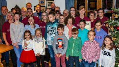 Bild: Dobmeier
Ehrungen treuer Vereinsmitglieder nimmt Vorsitzende Karin Dittrich beim Weidener Akkordeonorchester vor, bei dem auch viele junge Nachwuchsmusiker mitspielen.