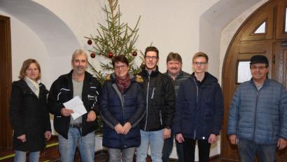 Bild: fla
Über zwei großzügige Spenden freut sich Ludwig Wüst (Zweiter von links) - das erste Kuvert gibt es von den Waldthurner Nikoläusen und wurde von Pfarrgemeinderatssprecherin Birgit Bergmann (Dritte von links), die von Michael Winter, Hans-Peter Reil und Lukas Kleber stellvertretend für den Nikolausdienst begleitet wird, übergeben. Den zweiten Umschlag erhielt er von der Vorsitzenden des Frauenbundes Lisa Käs (links). Gemeinsam mit Bruno Friedl (rechts) kann er auch noch über 30 Päckchen für die Weihnachtstrucker in Empfang nehmen.