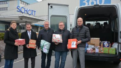 Bild: jr
Melissa Heller (Schott-Marketing), Personalleiter Carsten Heine, Betriebsratsvorsitzender Franz Malzer, dessen Stellvertreter Gerhard Greim und Schott-Standortleiter Stefan Rosner (von links) beim Verladen der Geschenkpakete für das SOS-Kinderdorf Immenreuth.