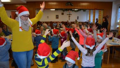 Bild: jr
Mit Tanz und Gesang zur Adventszeit unterhalten die 70 Kinder und ihre Betreuerinnen die Senioren im Theresianum.