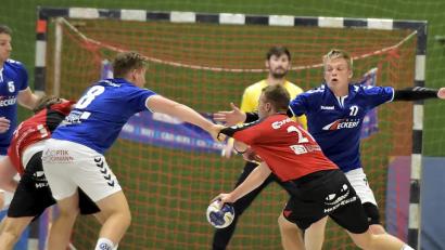 Bild: Hubert Ziegler
Die Spieler des SG Auerbach/Pegnitz (blaue Trikots) werden einige Mühe haben, ihre erfahrenen Gegenspieler vom Tor fernzuhalten.