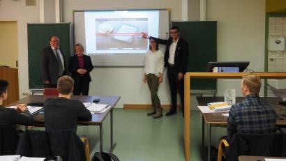 Bild: Bühner
Neue Techniken, neue Inhalte und neue Lehrmethoden werden bis zum kommenden Schuljahresbeginn an der Europaberufsschule
für Bankkaufleute eingeführt. Vorgestellt werden diese von (von links) Berufsschuldirektor Josef Weilhammer, Martina Birner von der Sparkasse Oberpfalz Nord, Studienrätin Nadine Kaffenberger und Studiendirektor Michael Bäumler.