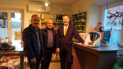 Bild: sgs
Bürgermeister Hubert Zwack und Dorfladen-Geschäftsführer Anton Brand bedankte sich bei Bernhard Werner, Vorstandssprecher der Raiffeisenbank im Naabtal, für die Spende.