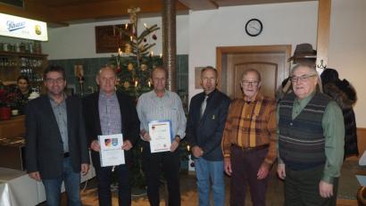 Bild: gz
Ehrenmitglied Rainer Bauriedl, Ehrenvorsitzender Siegfried Kleber und stellvertretender Bezirksvorsitzender Manfred Zettl dankten Günther Frank und Johann Götz (vonr.) für die Treue. Dem Dank schloss sich 3. Bürgermeister Josef Illing an (li).