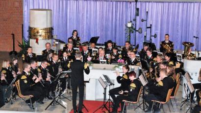 Bild: sche
Vorweihnachtliche Stimmung beim Beneifikonzert in der Kirche in Raigering durch das große Orchester der Knappschaftskapelle Amberg.