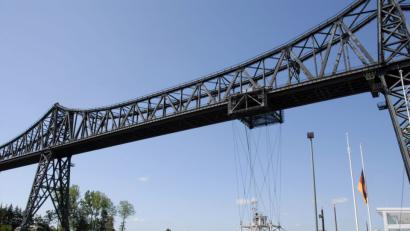 Bild: Christian Hager/dpa
Die Hochbrücke mit der Schwebefähre über den Nord-Ostsee-Kanal bei Rendsdurg.