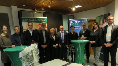 Bild: adj
Gemeinsame Freude über die neue ambulante Pflege des Sozialteams Regensburg in Parkstein: (von links) Eva-Maria Hasenfürter , Wolfgang Dütsch, Manuel Sauer, Martin Weiß, Lydia Ebneth, Albert Nickl, Tanja Schiffmann, Georg Brukhard,Nicole Brehmer und Andreas Neugirg.