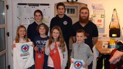 Bild: myd
Strahlende Gesichter bei der Wasserwacht-Jugend: Bei der Weihnachtsfeier gibt’s für die Trainingsfleißigsten Mia Saupe (vorne, von links), Johanna Seitz, Yasmin Saupe und Jonah Koller schöne Geschenke. Jugendleiterin Mirjam Rubenbauer (hinten, von links) sowie ihre Stellvertreter Moritz Kallmeier und Patrick Conrad danken allen für ihr Engagement.