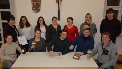 Bild: jr
Mit der Komödie „Aber, aber Herr Pfarrer“ steht die Theatergruppe der KLJB Leonberg Anfang 2019 auf der Bühne. Im Bild (sitzend, von links) Alexandra Dietz, Franziska Weiß, Thomas Stock, Thomas Lindner und Martin Teubner sowie (stehend, von links) Regisseurin Johanna Zintl, Franziska Zintl, Celina Haberkorn, Christina Stock, Monika Haberkorn, Liesa Weiß und Michael Zintl.