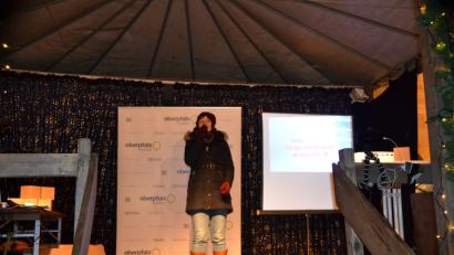 Bild: Enrico Hanf
Karaoke am Weihnachtsmarkt begeistert Sänger und Zuhörer in Amberg und ist Kult.