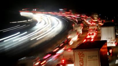 Archivbild: Roland Weihrauch/dpa
Baustellen auf den Autobahnen bedeuten in der Regel vor allem eines: Staus. Auch im kommenden Jahr müssen sich Autofahrer in Bayern auf langfristige Verkehrsbehinderungen einstellen.