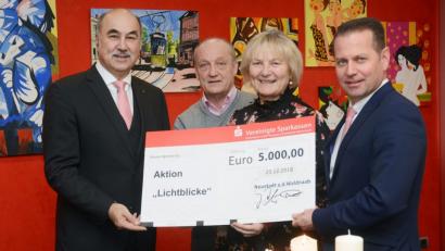 Bild: Gabi Schönberger
Seit 24 Jahren und damit seit der Geburtsstunde unterstützt die Sparkasse die Hilfsaktion „Lichtblicke“: (von links) Josef Pflaum, Martin Staffe, Elisabeth Wittmann und Gerhard Hösl.