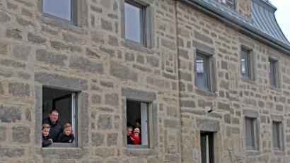 Bild: nm
Eine markante Granitfassade, unmittelbar an der Hauptstraße gelegen. Das "Alte Polizeihaus" mit den fünf von Grund auf sanierten Wohnungen konnte am Sonntag unter die Lupe genommen werden