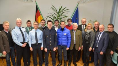 Bild: dob
Zum letzten Mal war diesmal Erster Polizeihauptkommissar Wolfgang Franz von der Bundespolizei (Zweiter von links) dabei. Er stellte mit Polizeioberrat Gerhard Höfler (Vierter von links) den neuen Leiter vor. Ein neues Gesicht gibt es auch bei der Grenzpolizeiinspektion mit Gerhard Lutzenberger (Sechster von links).