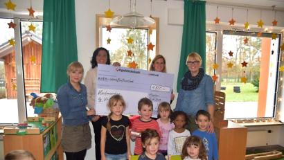 Bild: exb
Spendenübergabe im Kindergarten St. Vitus in Schnaittenbach: Leiterin Birgit Kumeth (rechts) nimmt einen Scheck über 1500 Euro von Susanne Kretzschmar und Kerstin Kemner von der Firma Dorfner entgegen.