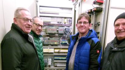 Bild: rn
Robert Braun (Zweiter von rechts) von der Firma Südwasser informiert Bürgermeister und Stadträte vor Ort über die Arbeitsweise der in die Jahre gekommenen Steuerungsanlage der städtischen Wasserversorgung.