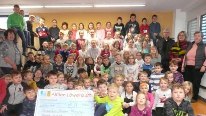 Bild: amö
Die Grundschule erhielt einen Scheck über 400 Euro