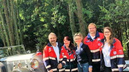 Bild: bsc
Adelheid Freifrau von Gemmingen-Hornberg (Bildmitte) engagiert sich gerne. Wenn die Malteser-Helfer Dienst leisten, ist sie häufig mit vor Ort.