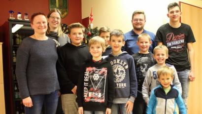 Bild: wec
Über die Erfolge der jungen Teilnehmer freuen sich Jugendleiterin Ruth Kryschak (links) und ihre beiden Stellvertreter Stefanie Kryschak (Zweite von links) und Norbert Seegerer (hinten, Zweiter von rechts).