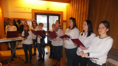 Bild: ibj
Mit frischen Liedern gestalten die Sängerinnen der Gruppe Voices den Nachmittag.