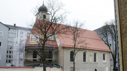 Bild: Gabi Schönberger
Die Außensanierung von St. Sebastian geht voran. Bis Ostern 2019 sollen die Arbeiten beendet sein.