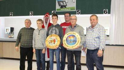 Bild: sis
So sehen Sieger aus (von links): Ludwig Meier (Glück), Luis Söhnlein (Jugend-Glück), der Nikolaus alias Ernst Kölbel, Philipp Schötz (Jugend-Weihnachtsscheibe), Roland Prügel (Glaskugelschießen), Helmut Schötz (Weihnachtsscheibe) und Scheibenspender Ludwig Kopp.