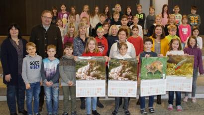 Bild: mmj
BJV-Kreisgruppenvorsitzender Alexander Flierl übergab den Kalender in Anwesenheit von Bürgermeisterin Birgit Höcherl (links) an Rektorin Maria Pfistermeister (Mitte), die Lehrerinnen Christine Forster und Theresa Reiter und die Kinder der dritten und vierten Klasse.