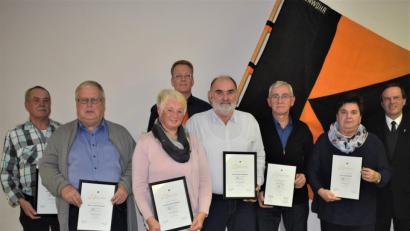 Bild: rgr
Kolping-Vorsitzender Andreas Greiner (hinten Mitte) bedankte sich bei einigen langjährigen Mitgliedern. Das Bild zeigt von links: Werner Arnold, Anton Benkhardt, Roswitha Englhardt, Gerd Hofmann, Hans Specht, Veronika Hörl und Pfarrer Bernhard Müller.