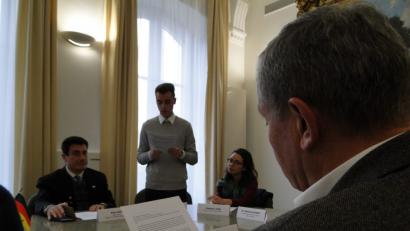 Bild: esa
Philipp Franz (Zweiter von links), arbeitet gerade ein Jahr in Issy. Der Delegation berichtet er von seinen Erfahrungen. Weidens Oberbürgermeister Kurt Seggewiß, Clémence Ulm und Alain Levy (von rechts) hören zu.