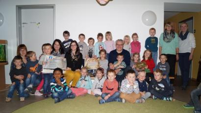 Bild: fvo
Stolz präsentieren die Mädchen und Buben der Kindertagesstätte (Kita) St. Josef bei der Spendenübergabe ihren Scheck.