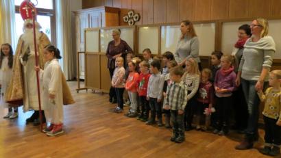 Bild: kö
Auch St. Nikolaus mit seinen Engeln besuchte den Seniorennachmittag und freute sich mit den Gästen über die Darbietungen der Kindergartenkinder.