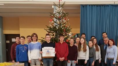Bild: exb
Einen Berg an Paketen stellen die Gymnasiasten für die "Weihnaschtstrucker" der Johanniter zusammen.
