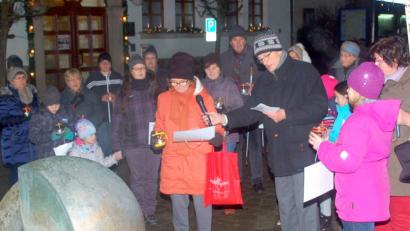 Bild: fjo
Am Geschichtsbrunnen startet die nächtliche Prozession mit ihren verschiedenen Stationen zwischen Emmerams- und Autobahnkirche.