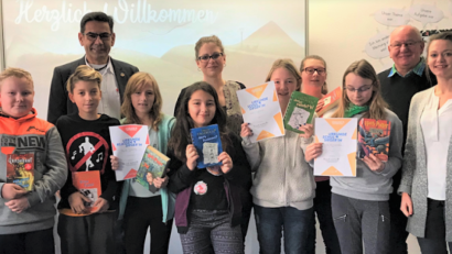 Bild: rgr
Beim Vorlesewettbewerb der Mittelschule nahmen sieben Schüler und Schülerinnen teil. Das Bild zeigt von links: Leon Grieshammer, Denis Kabaklar, Paula Findling, Stefania Ulchianu, Lea Schmitt, Mia Celina Meier und Agata Karasinka. Sabrina Sloot (von rechts), Eckhard Bodner, Annika Heisig und Rektor Thomas Schmidt (hinten) waren in der Jury.