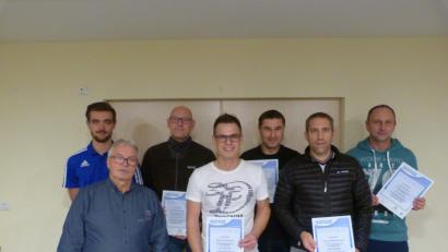 Bild: kro
SFK-Vorsitzender Yannick Schiml übergab die BFV-Zertifikate an die anwesenden Teilnehmer. Von links Yannick Schiml (Vorsitzender SF Kondrau), Ferdinand Leidner (SF Kondrau), Peter Schnurrer (ASV Waldsassen), Michael Werner (SF Kondrau), Engelbert Schwientek (SF Kondrau), Oliver Ernstberger (ASV Waldsassen), Detlef Wolf (SF Kondrau).