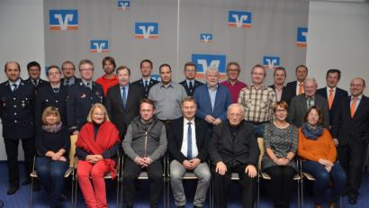 Bild: dob
21 Institutionen, Organisationen und Vereine erhalten bei der Raiffeisenbank ein vorgezogenes Christkindl in Form eines Spendenkuverts. Thomas Grötsch, Hermann Helm und Karl Völkl (hintere Reihe, von rechts) übergeben die Gratifikationen.