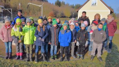 Bild: no
Praxisbezogen verläuft der Besuch in der Kläranlage in Aicha. Dorthin begleiten sie (hinten, von links) Klärwärter Thomas Müller, Lehramtsanwärter Martin Steinberger, die Bürgermeisterin der Gemeinde Birgland, Brigitte Bachmann, und Betreuungsfachkraft Meier.