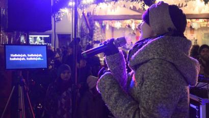 Bild: Kunz
Das "Hallelujah" von Leonard Cohen hörte sich auf der Karaoke-Bühne gar nicht mal so schlecht an.