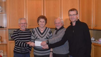 Bild: fz
Die SPD-Gemeinderäte geben 300 Euro aus ihrem Sitzungsgeld für weitere fünf Pakete an Brigitte Zetzl nach Bogota ab.