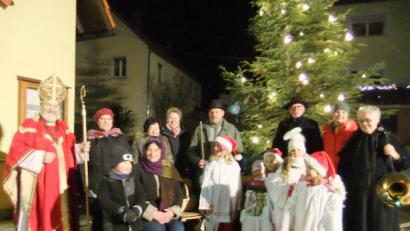 Bild: gm
Die Laienspieler und Kreither Sänger sowie der gute, brave Nikolaus bei der Dorfweihnacht in Kreith. Vor allem die Kinder freuen sich, dass sie mitmachen dürfen.