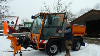 Bild: Portner
Seit 20. Dezember 2017 ist dieses Hansa-Schmalspur-Fahrzeug im Dienst des Oberviechtacher Bauhofes. Werkstattleiter Christian Weber befreit damit rund 40 Kilometer Gehsteige im Stadtgebiet von Schnee und Eis. Die Touren ins Umland fahren die Kollegen. Denn für Reparaturen muss er schnell zur Stelle sein.