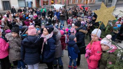Bild: le
Die Grund- und Mittelschule unternimmt eine Winterwanderung durch den Markt.