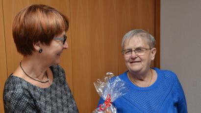 Bild: dob
Gabriele Gmeiner (rechts) organisiert die vierzehntägigen Treffen des Seniorenclubs. Dafür bekommt sie viel Lob von AWO-Vorsitzender Karin Gesierich (links).