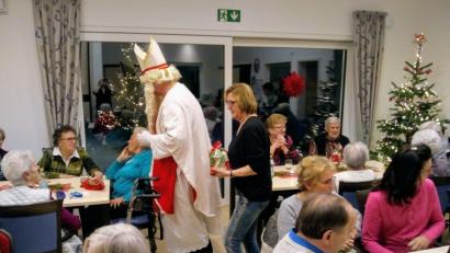 Bild: gz
Der Nikolaus Daniel Biermeister beschenkt die Eslarner Senioren mit Nikolaussäckchen.