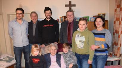 Bild: wku
Familienfoto mit Gemeindeoberhaupt (stehend, von links): Philipp, Peter und Stefan Schertl, Bürgermeister Hans Koch, Moritz und Petra Bethke sowie (vorne) Leni und Karl zu beiden Seiten ihrer Uroma Rosa Schertl.