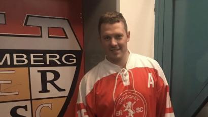 Bild: ERSC Amberg/exb
ERSC-Stürmer Bernhard Keil präsentiert die Trikot-Edition, mit dem die Wild Lions ihre beiden Spiele an diese Wochenende bestreiten. Die Trikots können von den Fans meistbietend ersteigert werden.